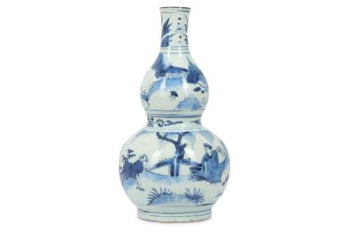 A CHINESE BLUE AND WHITE DOUBLE GOURD VASE.