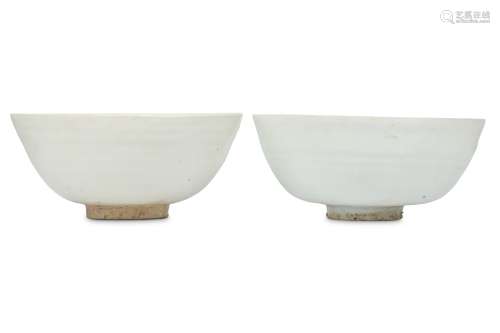A PAIR OF CHINESE WHITE-GLAZED BOWLS.