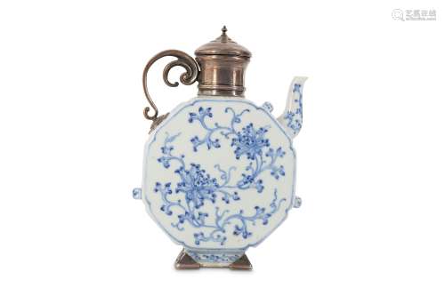 A CHINESE BLUE AND WHITE EWER.