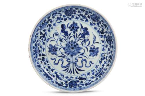 A CHINESE BLUE AND WHITE ‘LOTUS’ SAUCER DISH.