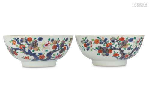 A PAIR OF CHINESE FAMILLE ROSE ‘LYCHEE’ BOWLS.