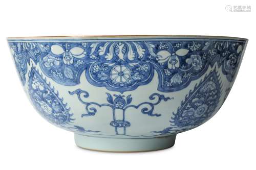 A CHINESE BLUE AND WHITE ‘FLOWERS’ BOWL.
