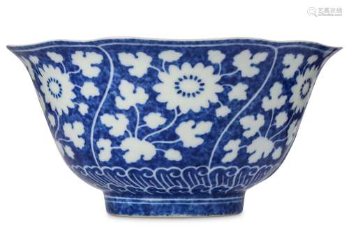 A CHINESE BLUE AND WHITE 'CHRYSANTHEMUM' BOWL.