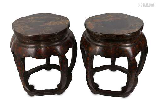 A PAIR OF CHINESE BLACK GILT-LACQUER WOOD STOOLS.