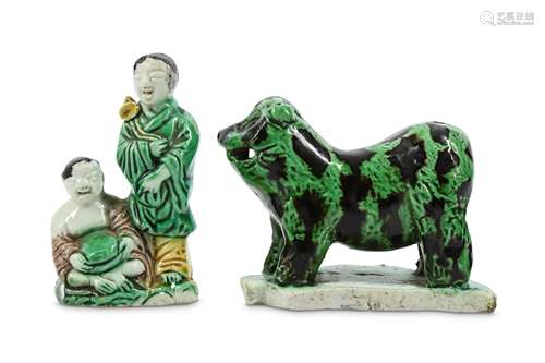 TWO CHINESE FAMILLE VERTE BISCUIT FIGURES.