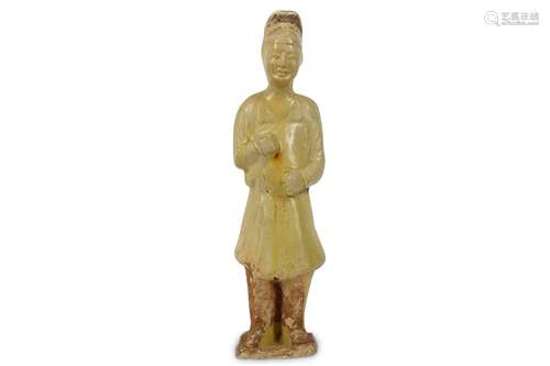 A CHINESE YELLOW-GLAZED POTTERY FIGURE OF A COURTIER.