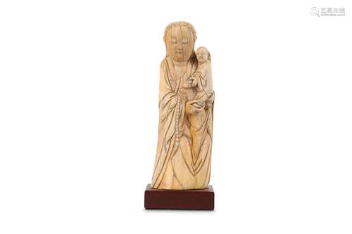 A CHINESE IVORY CARVING OF A MOTHER AND CHILD.