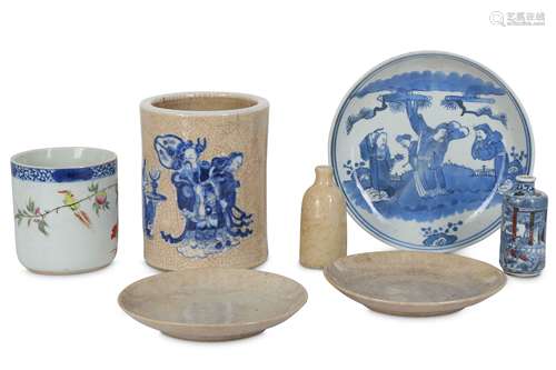 A SMALL COLLECTION OF CHINESE PORCELAIN.