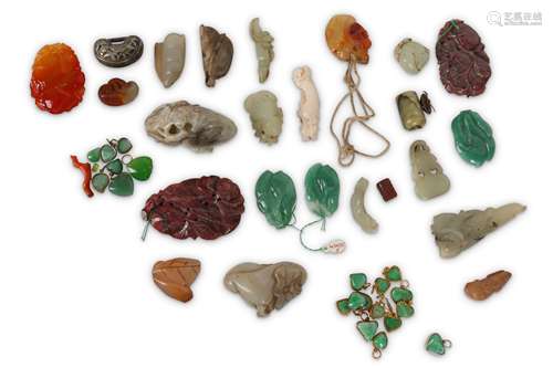 A COLLECTION OF CHINESE JADE AND HARDSTONE PENDANTS AND CARVINGS.