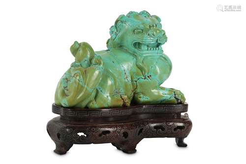 A CHINESE TURQUOISE ‘LION DOG’ GROUP.