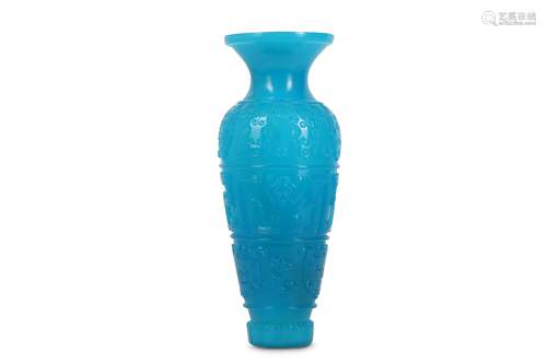 A CHINESE TURQUOISE PEKING GLASS VASE.