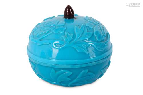 A CHINESE BLUE PEKING GLASS CIRCULAR BOX AND COVER.