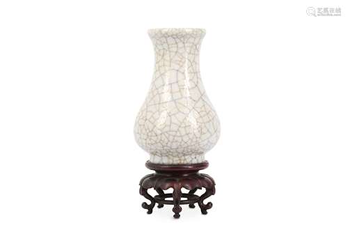 A CHINESE CRACKLE-GLAZE VASE.