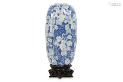 A CHINESE BLUE AND WHITE 'MELON' WALL VASE.