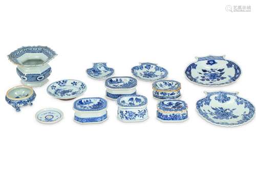 A SMALL COLLECTION OF CHINESE BLUE AND WHITE PORCELAIN.