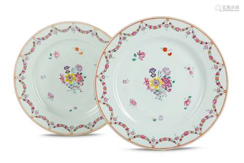 A PAIR OF CHINESE FAMILLE ROSE DISHES.