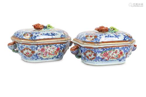 A PAIR OF CHINESE FAMILLE ROSE SAUCE TUREENS AND COVERS.