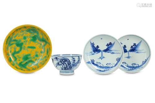 A PAIR OF CHINESE BLUE AND WHITE 'HARE AND MOON' DISHES.