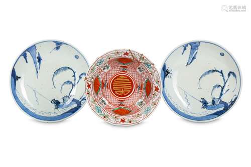 A PAIR OF CHINESE BLUE AND WHITE DISHES AND A FAMILLE VERTE BOWL.