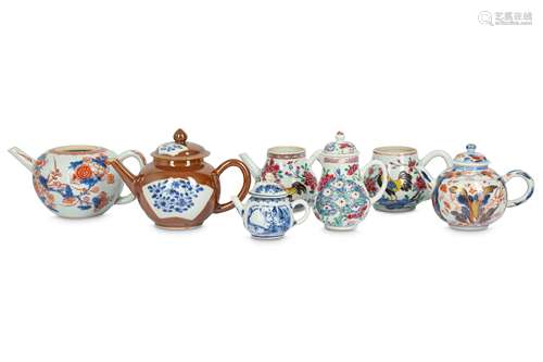 A GROUP OF CHINESE TEAPOTS AND COVERS.