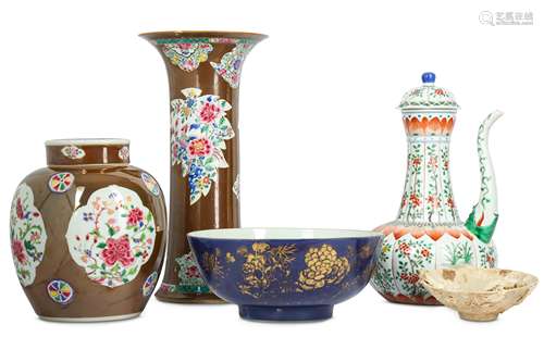 A SMALL COLLECTION OF CHINESE PORCELAIN.