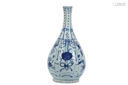 A CHINESE BLUE AND WHITE KRAAK PORCELAIN FACETED BOTTLE.