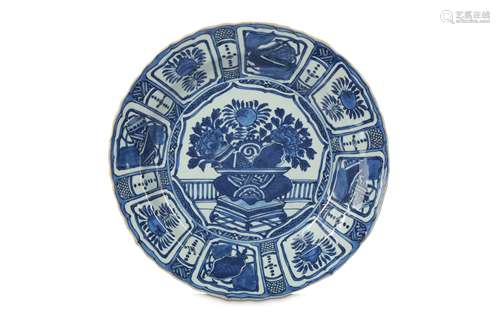 A CHINESE BLUE AND WHITE KRAAK PORCELAIN DISH.