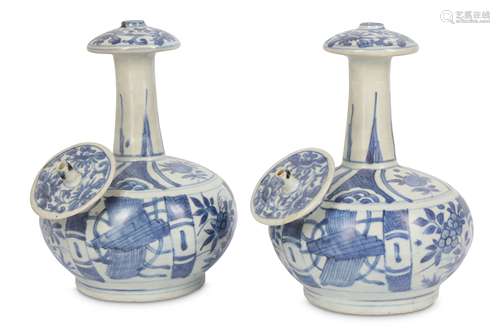 A PAIR OF CHINESE BLUE AND WHITE KENDI.