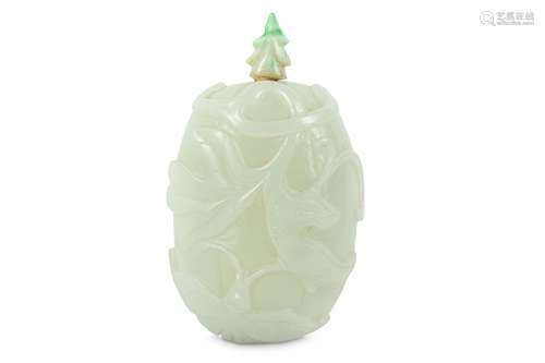 A CHINESE PALE CELADON JADE 'MELON' SNUFF BOTTLE.