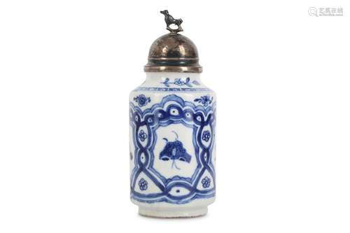 A CHINESE BLUE AD WHITE 'BUTTERFLIES' SNUFF BOTTLE.