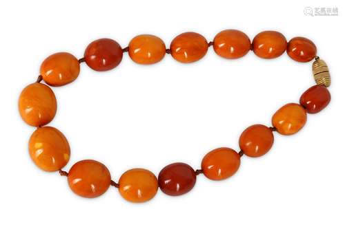 AN AMBER NECKLACE.