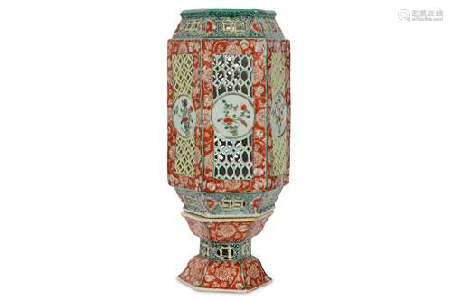 A CHINESE FAMILLE VERTE HEXAGONAL LANTERN AND COVER.