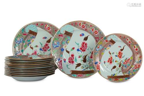 A SET OF FOURTEEN CHINESE FAMILLE ROSE DISHES AND DINNER PLATES.