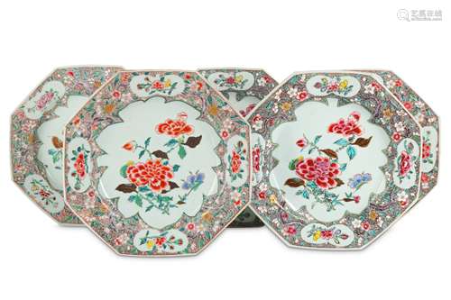 A SET OF FIVE CHINESE FAMILLE ROSE OCTAGONAL ‘ROSE BLOSSOM’ DISHES.