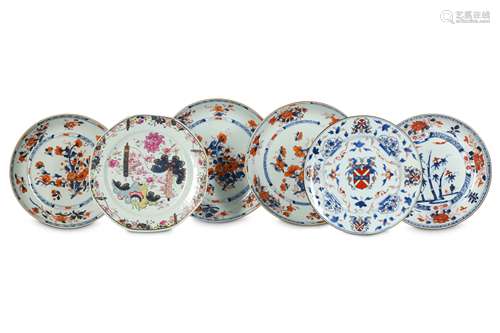 A CHINESE FAMILLE ROSE TOBACCO LEAF PLATE AND FIVE IMARI DISHES.