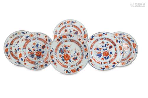 A SET OF SIX CHINESE IMARI DINNER PLATES.