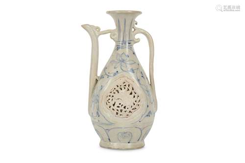 AN ANNAMESE BLUE AND WHITE EWER.