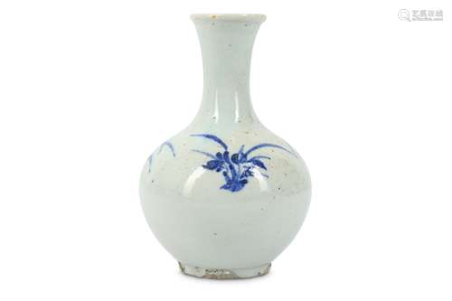 A SMALL KOREAN BLUE AND WHITE BOTTLE VASE.