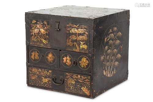 A SMALL KOREAN LACQUER WOOD MOTHER OF PEARL-INLAID CHEST.