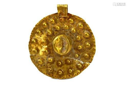 A PHOENICIAN GOLD PENDANT