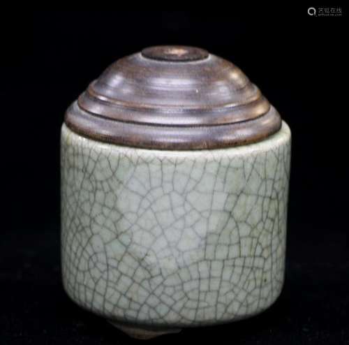 Ming Dynasty Crackle-glazed Porcelain Container