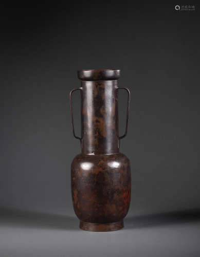 17th century  A bronze 'mallet-shaped' vase