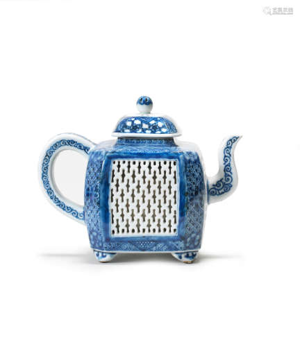Qianlong A blue and white reticulated teapot and cover