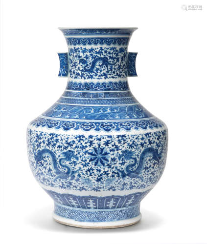 19th century A large blue and white 'chilong and lotus' vase, hu