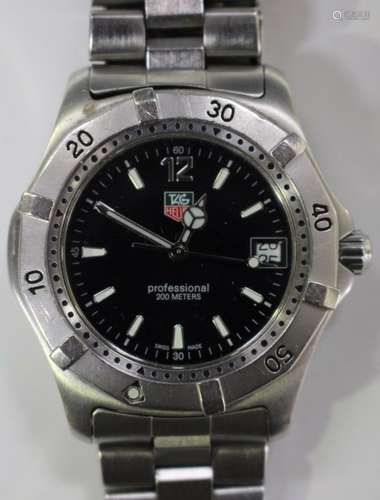 A TAG Heuer Professional 200 Meters quartz stainless steel cased gentleman's bracelet wristwatch,