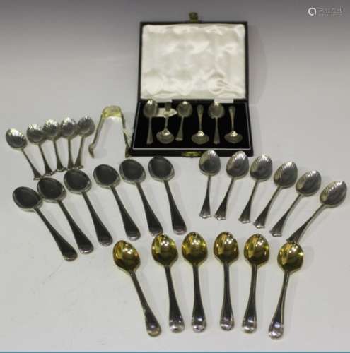 A set of six Edwardian silver Old English Thread pattern teaspoons with gilt bowls, London 1909 by