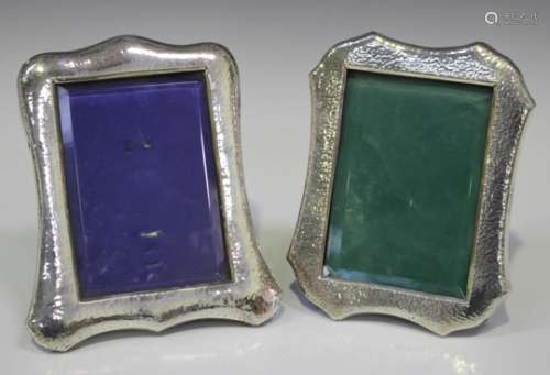 An Edwardian silver mounted shaped rectangular photograph frame with hammered decoration, Birmingham