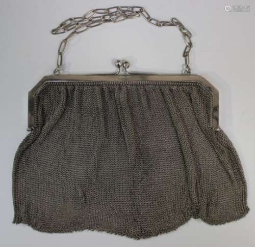 A George V silver chain mesh purse, import mark London 1929 by HM, length 16.2cm.Buyer’s Premium
