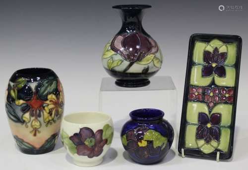 Five pieces of Moorcroft pottery, late 20th century, comprising an Oberon pattern vase, height 13.