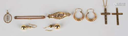 A group of mostly 9ct gold jewellery, comprising a bar brooch, mounted with a seed pearl, another